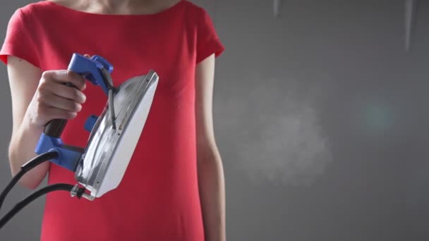 Naaister is Strijkservice kleren met ijzer, Strijkservice met stoom, handgemaakte sluit en ondergoed — Stockvideo