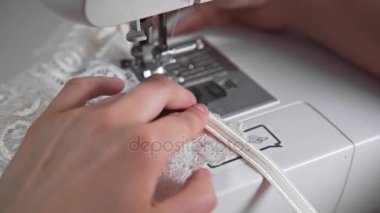 Bir dikiş makinesi, iş parçacığı ve dantel, el yapımı iç giyim iç çamaşırı terzi diker ve bir dikiş stüdyoda iş elbiseleri, iş işleminde, dikiş makinesi