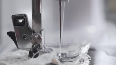 Bir dikiş makinesi, iş parçacığı ve dantel, el yapımı iç giyim iç çamaşırı terzi diker ve bir dikiş stüdyoda iş elbiseleri, iş işleminde, dikiş makinesi