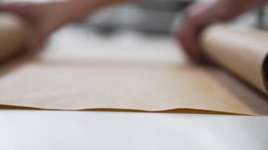 Mühendis bir kağıda bir kalemle çizer, terzi seawing elbiseler için desen yapar, mimar bir çizim, mekanik çizim yapma