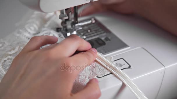 Kleermaker naait lingerie op een naaimachine, draad en lace, handgemaakte ondergoed en kleding, naaimachine op werkproces, werken in een studio naaien — Stockvideo