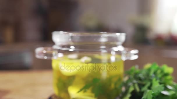 Warme Bouillon is in een pan, kook uiensoep, maken van de eerste schotel, soep, waardoor voedsel, huis keuken, vegetarische keuken koken gemengd — Stockvideo