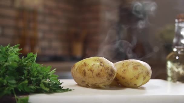 Patatas calientes hervidas en el tablero de la cocina, vapor caliente, verduras hervidas, plato con patata, alimentos para cocinar — Vídeo de stock