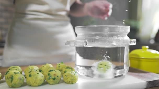 De kok gooit gehaktballen aan het kokende water, schotel met ballen van gehakt vlees, koken voedsel — Stockvideo