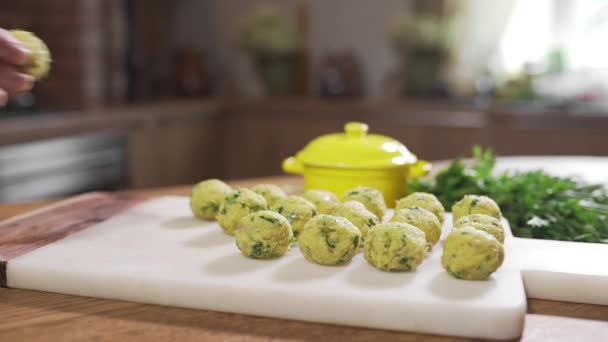 De kok maakt rauwe gehaktballen aan de keuken van bestuur schotel met ballen van gehakt vlees, koken voedsel — Stockvideo