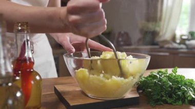 Şef yemek haşlanmış sebze, vejetaryen yemek, sağlıklı gıda yemek mutfakta, patates bir cam kasede mashes