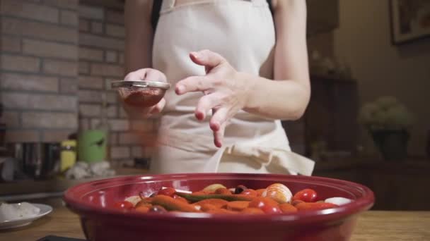 De kok voegt paprika aan de schotel, koken in tazhin, kruidig voedsel, Aziatische keuken, vegetarische gerechten — Stockvideo