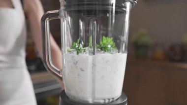 Aşçı yemek yiyecek, baharatlı yemek, lezzetli yemek sebze ve sos, krema sos, yemek yapmak için krem karışımları