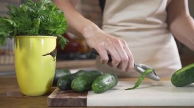 Şef yemek yemek, sağlıklı beslenme ile taze yeşillik, vejetaryen yemekleri, sebze salatası yapma salatalık FF peeling