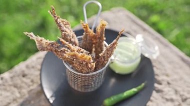 Kızarmış capelin sosu, çıtır çıtır kızarmış balık, pişirme deniz ürünleri, balık, bira snack yemekler ile