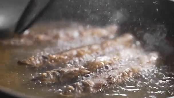 Capelin é frito no azeite quente boling, peixe frito crocante, cozinhar frutos do mar, pratos com peixe — Vídeo de Stock