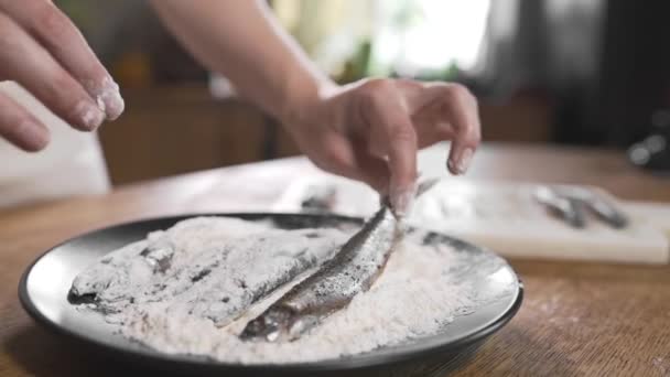 Fisk är floundered i ett mjöl för stekning i kokande olja, fisk öl snacks, krispig fisk, laga mat, kocken på köket, skålen med fisk och skaldjur, asiatisk mat — Stockvideo