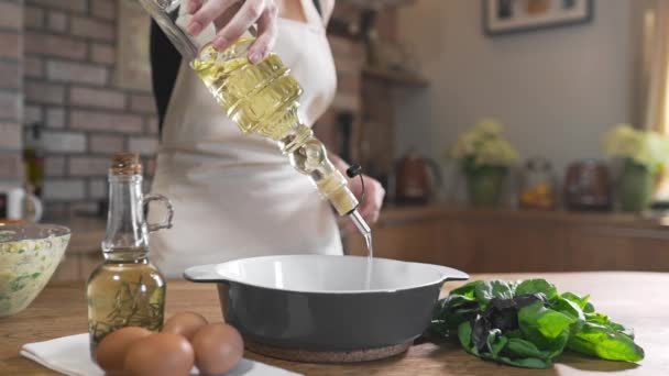 Kucharz dodaje olej słonecznikowy do patelni, gotowanie, gotowanie, pieczenie w piekarniku, gotowanie jedzenie, gospodyni w kuchni — Wideo stockowe