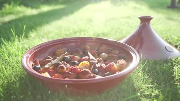 Plat de légumes cuits au soleil, cuisson au tazhin, nourriture épicée, cuisine asiatique, nourriture végétarienne, nature morte de la nourriture végétarienne, cuisson à l'extérieur — Video