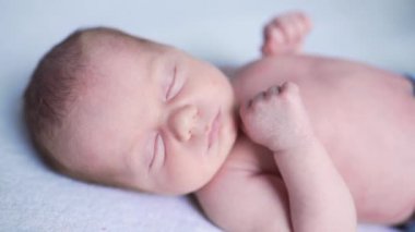 Yeni doğan çocuk uyuyor, küçük bebek, sağlıklı uyku, Yenidoğan fotoğrafçılık tatlı rüyalar