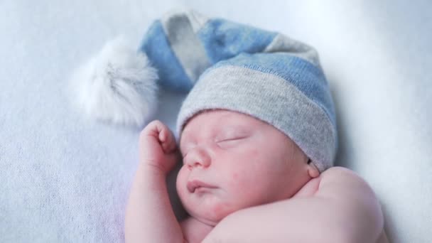 Bambino appena nato sta dormendo, sogni dolci di bambino piccolo, sonno sano, fotografia neonato — Video Stock