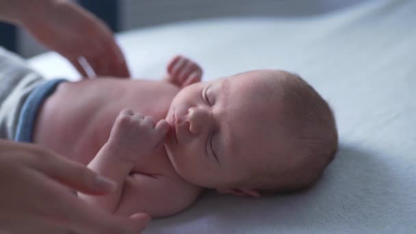 Bostezos del bebé recién nacido, dulces sueños de bebé pequeño, sueño saludable, fotografía del recién nacido — Vídeos de Stock