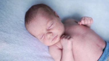 Yeni doğan çocuk uyuyor, küçük bebek, sağlıklı uyku, Yenidoğan fotoğrafçılık tatlı rüyalar