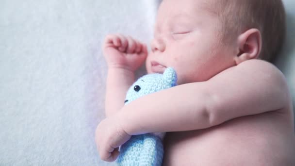 Bambino neonato dorme con il giocattolo preferito, sogni doro di ... Sognare un bambino neonato