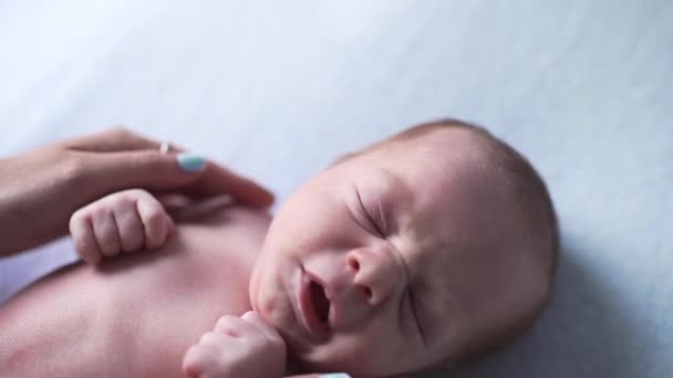 生まれたばかりの赤ちゃんのあくび、小さな赤ちゃんがあり、健康的な睡眠、新生児の写真の甘い夢 — ストック動画