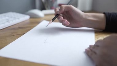 Ressam tarafından kalem çizer, tasarımcı taslak çizer, kadın çizgiler çizer, Mimar Proje kağıt üzerinde çizmek başlar