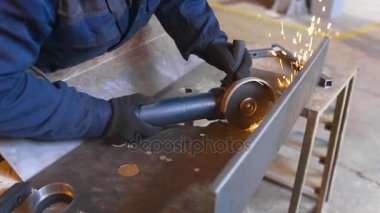 Kesme disk döndürerek metal işçisi keser, sparks, metal sürü metal kesme kıvılcım, işçi tesisi, metal Fabrikası'nda