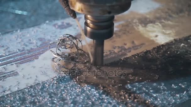 Fresadora corta las virutas de metal de la pieza de trabajo, metalurgia en la planta, cortar formas complejas en metal — Vídeos de Stock