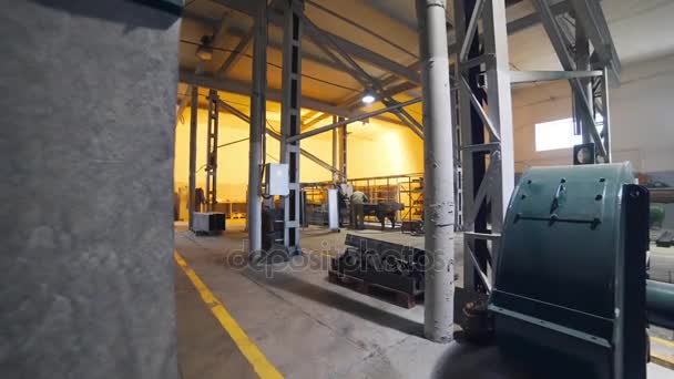 Зварювальники зварюють металеві деталі у великому цеху заводу, металообробка на заводі, зварювання та обробка металу — стокове відео