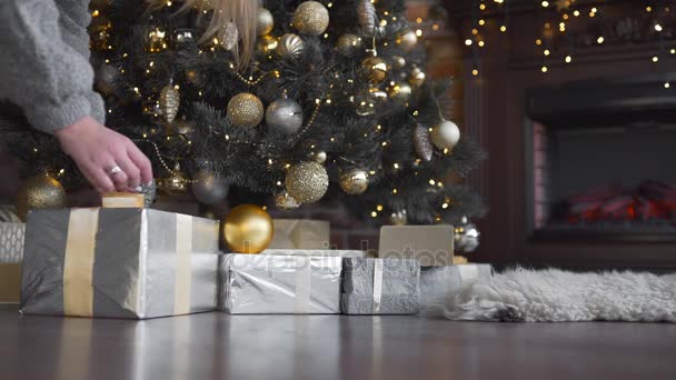 Női kéz dobozok, hogy bemutatja a karácsonyfa, csillogó karácsonyfa, koszorúkat és labdák, újévi ajándékok, karácsonyi előkészületek, Szilveszter — Stock videók