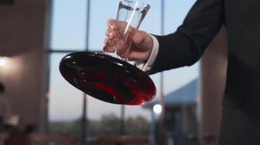 Barmen bir sürahi ağır çekimde saniyede 240 kare içinde şarap sallar alkollü içecekler, restoranda şarap