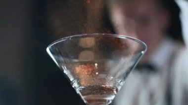 Barmen ateşe verir alkol içki kokteyl, yanan tarçın, saniyede 240 kare, barmen içecek yapar