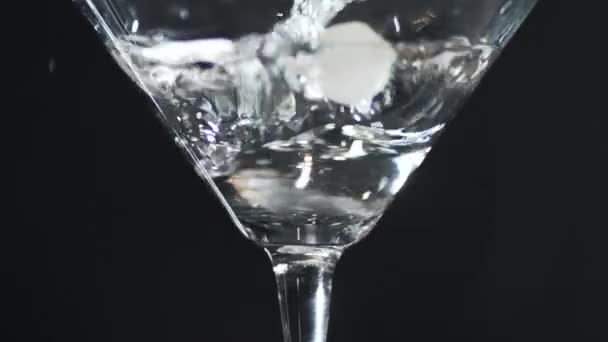 Olive faller i ett glas med martini i slow motion, 240 bildrutor per sekund, coctail med alkohol, Slowmotion mat video — Stockvideo