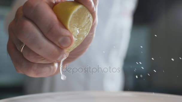 De samendrukking van de chef-kok uit de citroensap in slow motion, 240 frames per seconde, vruchtensap, langzame motiond voedsel video — Stockvideo