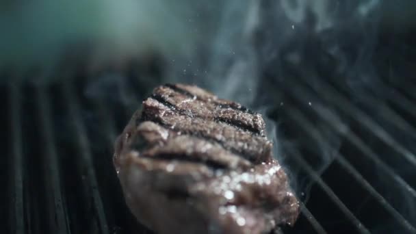 Chef-kok peper voegt aan de braadslede biefstuk, rook en vuur, gegrild vlees, slow motion-240 frames per seconde — Stockvideo
