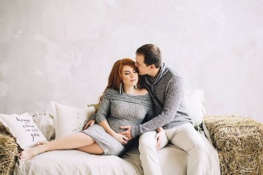 Mutlu gelecek anne bekliyor bebek için evli çift bir çocuk, kırmızı uzun saçlı hamile kadın, gebelik, güzelliği için aşk bekliyor ve aile desteği