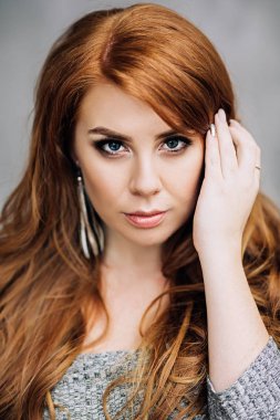 Kameranın beyaz aucasian kadın, kadın portre portre çekici güzel kadın kırmızı uzun saçlı saatler