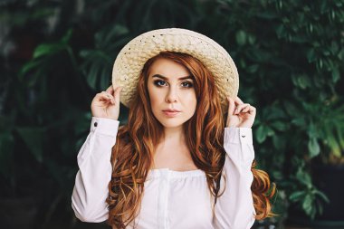 Uzun beyaz gömlek ve kaput, kırmızı saçlı kadın şapkalı, countrystyle photosession beyaz causasian kadın kırmızı uzun saçlı güzel kadın portresi