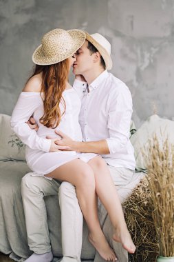 Mutlu gelecek anne bekliyor bebek için evli çift bir çocuk, kırmızı uzun saçlı hamile kadın, gebelik, güzelliği için aşk bekliyor ve aile desteği