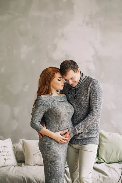 Viitorii părinți fericiți așteaptă copilul, cuplul căsătorit așteaptă un copil, o femeie însărcinată cu păr lung roșu, frumusețea sarcinii, dragostea și sprijinul în familie — Fotografie, imagine de stoc