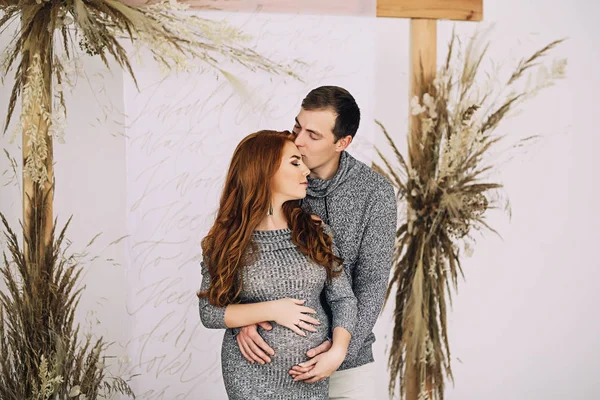 Mutlu gelecek anne bekliyor bebek için evli çift bir çocuk, kırmızı uzun saçlı hamile kadın, gebelik, güzelliği için aşk bekliyor ve aile desteği