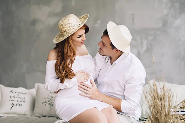 Mutlu gelecek anne bekliyor bebek için evli çift bir çocuk, kırmızı uzun saçlı hamile kadın, gebelik, güzelliği için aşk bekliyor ve aile desteği