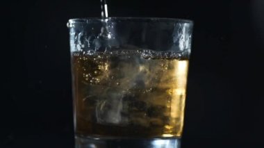 Alkol buz küpleri yavaş hareket ile cam dökülür, barmen içecekler, saniyede 240 kare yapar