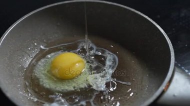 Ağır çekim, çırpılmış yumurta ve omlet, ağır çekimde saniyede 240 kare yemek sıcak tava için çiğ yumurta düşüyor