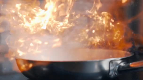 Flambe 요리 쿡 세트 불, roasting 고 굽고, 뜨거운 난로에 팬, 슬로우 모션 240 프레임 / 초 — 비디오