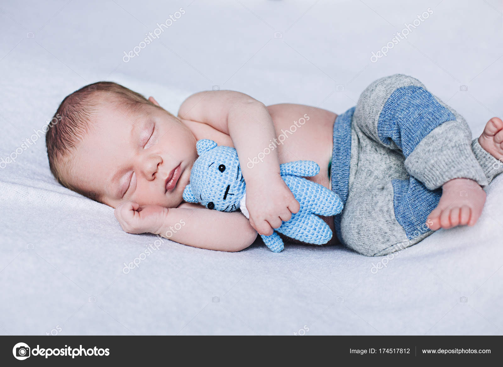 Bambino neonato che dorme, sogni doro di piccolo bambino, sonno ... Sognare un bambino neonato