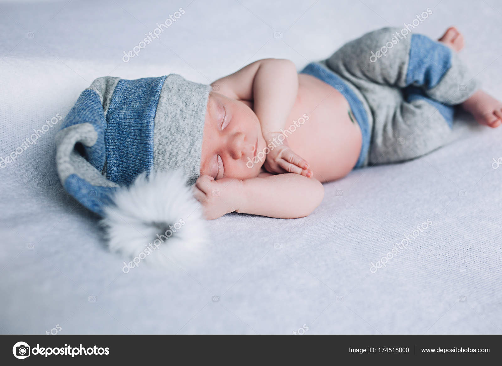 Bambino neonato che dorme, sogni doro di piccolo bambino, sonno ... Sognare un bambino neonato