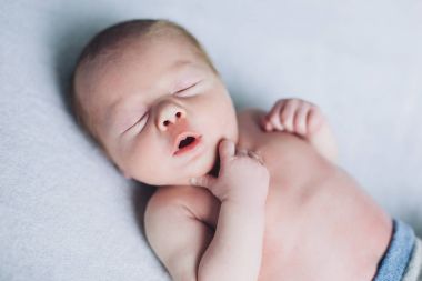 Yeni doğan çocuk uyuyor, küçük bebek, sağlıklı uyku, Yenidoğan tatlı rüyalar