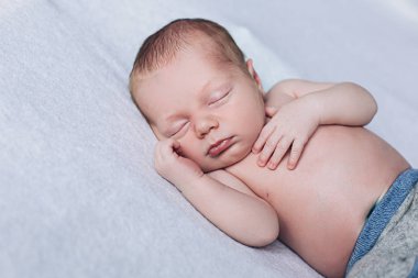 Yeni doğan çocuk uyuyor, küçük bebek, sağlıklı uyku, Yenidoğan tatlı rüyalar