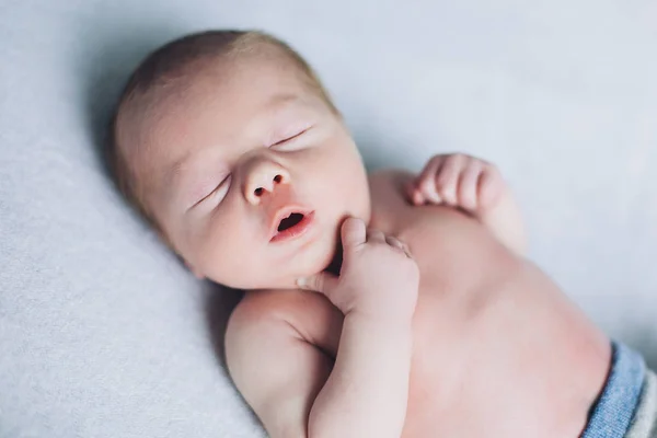 Yeni doğan çocuk uyuyor, küçük bebek, sağlıklı uyku, Yenidoğan tatlı rüyalar