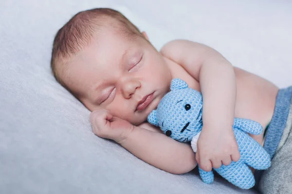 Yeni doğan çocuk uyuyor, küçük bebek, sağlıklı uyku, Yenidoğan tatlı rüyalar